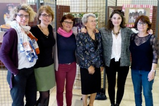 Mme RULLAUD, entourée de ses 4 filles Agathe, Marie-Hélène, Françoise, de sa petite fille Valentine,  et Catherine, qui a encadré les photos de l'exposition rétrospective de C.I.E.LO